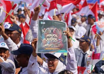 Aksi Pelajar Membentangkan Poster Anti Judi Online