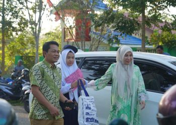 Bupati Balangan Antar Anak di Hari Pertama Sekolah