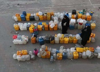 Pengungsi Buseirat Antre Kiriman Air Bersih