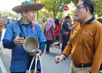 Bupati Sahrujani Kenalkan Kerajinan HSU Pada Peserta Rakortek UKPBJ Se Kalsel