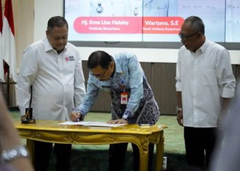 D:\2025\Agustus 2025\12 Agustus 2025\5\hal 5\Wakil Wali Kota Banjarbaru Wartono menandatangani berita acara.jpg