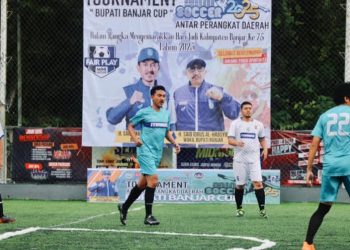 D:\2025\Agustus 2025\13 Agustus 2025\5\hal 5\Bupati Banjar Saidi Mansyur (kedua dari kiri) turut ambil bagian sebagai pemain.jpg