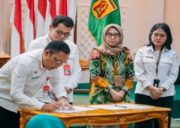 D:\2025\Agustus 2025\15 Agustus 2025\5\hal 5\Penjabat Sekretaris Daerah Kota Banjarbaru Sirajoni menandatangani komitmen.jpg