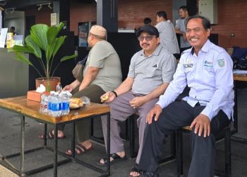 D:\2025\Agustus 2025\15 Agustus 2025\5\hal 5\Wakil Bupati Banjar Habib Idrus Al Habsyi (tengah) dan Kepala DKISP Banjar Aidil Basith.jpg