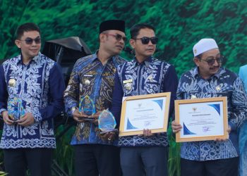 D:\2025\Agustus 2025\15 Agustus 2025\5\hal 5\Wali Kota HM.Yamin menerima langsung dua penghargaan.jpg