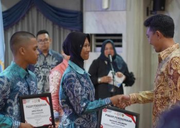 D:\2025\Agustus 2025\19 Agustus 2025\5\hal 5\Bupati Banjar H Saidi Mansyur menyerahkan piagam.jpg