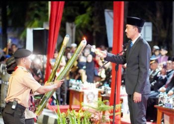 D:\2025\Agustus 2025\19 Agustus 2025\5\hal 5\Bupati Banjar H Saidi Mansyur menyalakan obor.jpg