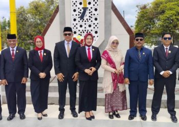 D:\2025\Agustus 2025\19 Agustus 2025\5\hal 5\Ketua dan anggota DPRD Batola foto bersama selepas ziarah di Taman Makam.jpg