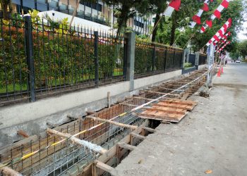 D:\2025\Agustus 2025\19 Agustus 2025\5\hal 5\Pembangunan trotoar di jalan Lambung Mangkurat tanpa pelindung.jpg