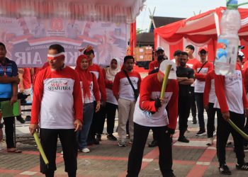 D:\2025\Agustus 2025\19 Agustus 2025\5\hal 5\Salah satu permainan tradisional diikuti para ASN untuk memeriahkan.jpg