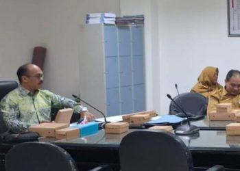 D:\2025\Agustus 2025\20 Agustus 2025\5\hal 5\Anggota DPRD Kota Banjarmasin Aliansyah saat memimpin rapat.jpg