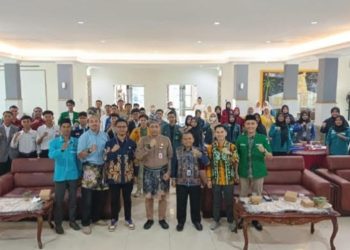 D:\2025\Agustus 2025\20 Agustus 2025\5\hal 5\Kepala Disbudporapar Banjar H Irwan Jaya dan jajarannya.jpg