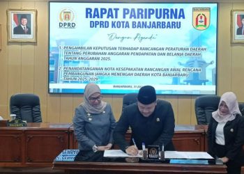 D:\2025\Agustus 2025\4 Agustus 2025\5\hal 5\Ketua DPRD Banjarbaru Gusti Rizky Sukma Iskandar Putera disaksikan.jpg