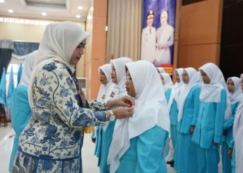 D:\2025\Agustus 2025\5 Agustus 2025\5\hal 5\Bunda PAUD Kabupaten Banjar Hj Nurgita Tiyas secara simbolis memasangkan.jpg