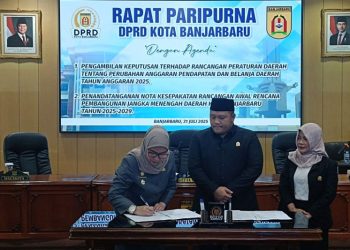 D:\2025\Agustus 2025\5 Agustus 2025\5\hal 5\Wali Kota Banjarbaru Erna Lisa Halaby menandatangani berita acara pengesahan.jpg