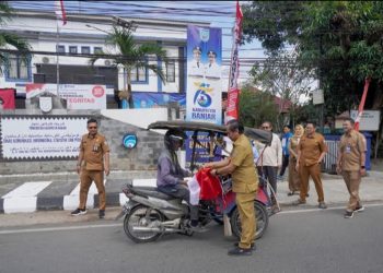 D:\2025\Agustus 2025\6 Agustus 2025\5\hal 5\Kepala DKISP Banjar HM Aidil Basith didampingi jajarannya membagikan.jpg