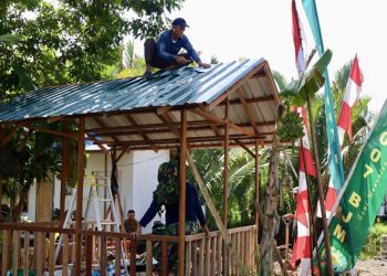 D:\2025\Agustus 2025\7 Agustus 2025\5\hal 5\Satgas TMMD ke-125 Kodim 1007Banjarmasin memasang atap Poskamling.jpg