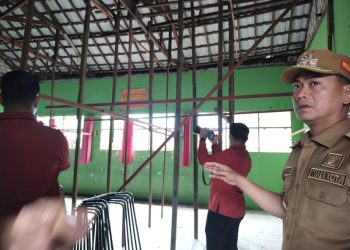 D:\2025\Agustus 2025\7 Agustus 2025\5\hal 5\Wali kota HM Yamin saat mantau kondisi sekolah SDN Sungai Jingah 4.jpg