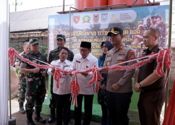 D:\2025\Agustus 2025\8 Agustus 2025\5\hal 5\Pj Sekda Kabupaten Banjar Ikhwansyah (tengah) menggunting pita.jpg