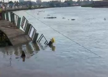 D:\2025\Agustus 2025\8 Agustus 2025\5\hal 5\Titian Kampung Hijau ambruk.jpg