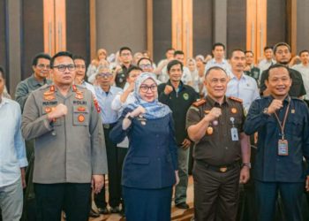 D:\2025\Agustus 2025\8 Agustus 2025\5\hal 5\Wali Kota Banjarbaru Erna Lisa Halaby bersama unsur Forkopimda foto bersama.jpg