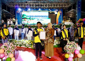 Bunda Forum Anak Kotabaru Terima Plakat Suara Anak