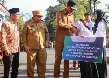 Bupati Menyerahkan Bantuan Perlengkapan Sekolah