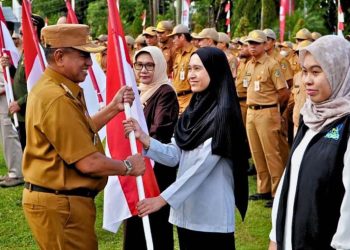 Wabup Tala Canangkan Gerakan Pembagian Bendera