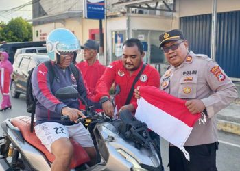 Polres Bagikan Bendera Merah Putih untuk Semarakkan HUT Ke-80 RI
