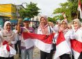 Diskominfotik Banjarmasin Bagikan Bendera Merah Putih