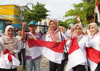 Diskominfotik Banjarmasin Bagikan Bendera Merah Putih