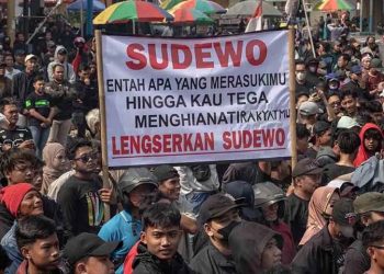 Ricuh, Massa Tuntut Bupati Pati Mundur