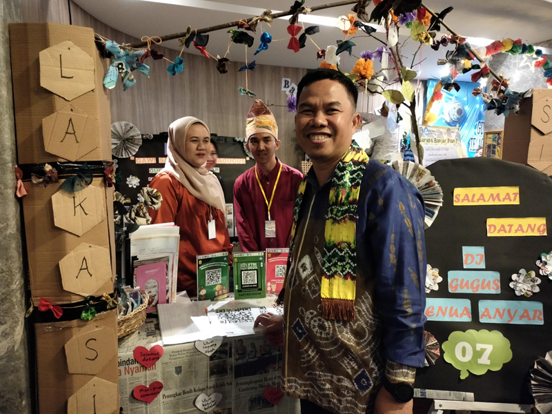 D:\2025\September 2025\22 September 2025\5\HAL 5\SEKDAKO Banjarmasin Ikhsan Budiman saat mengunjungi salah satu stand expo Festival Tunas Bahasa Ibu 2025.jpg