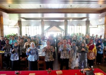 D:\2025\September 2025\26 September 2025\5\HAL 5\Kepala DKISP Kabupaten Banjar HM Aidil Basith bersama para narasumber.jpg