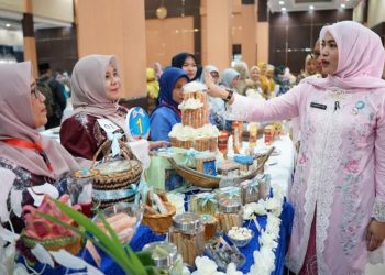 D:\2025\September 2025\29 September 2025\5\HAL 5\hal 5\Ketua TP PKK Kabupaten Banjar Hj Nurgita Tiyas berbincang.jpg