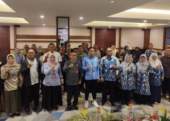 D:\2025\September 2025\30 September 2025\5\HAL 5\Pj Sekda Banjar H Ikhwansyah (tengah) bersama peserta narasumber.jpg