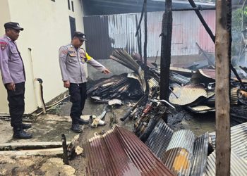 D:\2025\Oktober 2025\20 Oktober 2025\2\2\Petugas Amankan TKP Kebakaran di Maburai.jpg