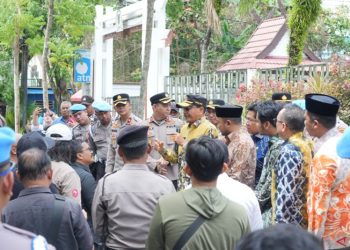 D:\2025\Oktober 2025\31 Oktober 2025\5\hal 5\Ketua DPRD Provinsi Kalsel H Supian HK bersama Wakil Ketua dan anggota saat menemui pengunjuk rasa.jpg