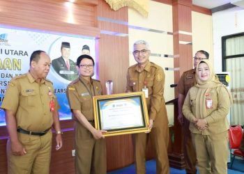 Wabup Iwan Alabio Serahkan Penghargaan Bidang Perpustakaan dan Kearsipan