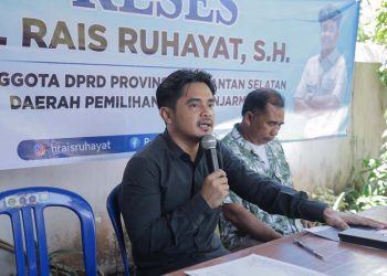 Rais Ruhayat Serahkan Bantuan Bedah Rumah
