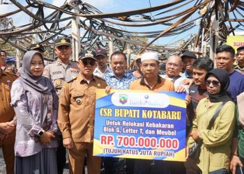 Bupati Serahkan Bantuan CSR Bank Kalsel Pasca Kebakaran Pasar