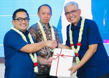 Wabup Iwan Alabio Terima Sertifikat PTSL Dari Ketua Komisi II DPR RI