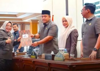 D:\2025\November 2025\11 November 2025\5\hal 5\Juru bicara Fraksi PAN-PKS Khairiah (kiri) menyerahkan naskah pandangan umum fraksinya.jpg