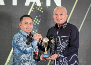 D:\2025\November 2025\12 November 2025\2\2\New Folder\Bupati Tapin Penghargaan Pratama Terbaik III Bidang Kesehatan.jpg