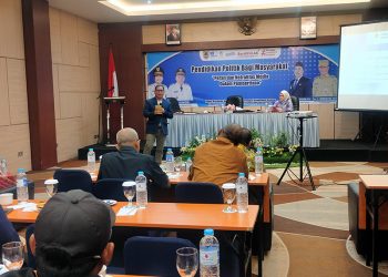 D:\2025\November 2025\14 November 2025\5\hal 5\Ketua PWI Kalsel, Zainal Helmie saat memberikan materi dalam Pendidikan.jpg