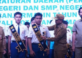 D:\2025\November 2025\17 November 2025\5\hal 5\Wali Kota Banjarmasin H Muhammad Yamin HR didampingi Ketua DPRD Kota.jpg