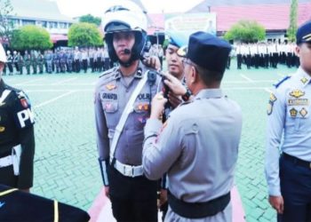 D:\2025\November 2025\18 November 2025\5\hal 5\Kapolresta Banjarmasin Kombes Pol Cuncun Kurniadi menyematkan pita.jpg