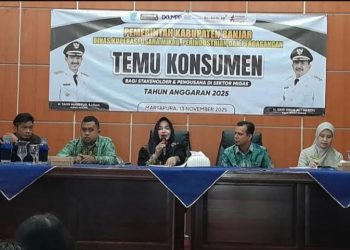 D:\2025\November 2025\18 November 2025\5\hal 5\Kepala DKUMPP Banjar I Gusti Made Suryawati (tengah) memberikan sambutan.jpg