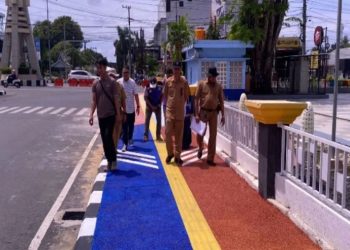 D:\2025\November 2025\18 November 2025\5\hal 5\Salah satu proyek pembangunan trotoar di Banjarbaru.jpg