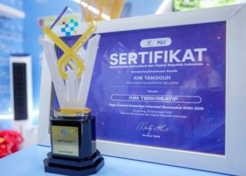 D:\2025\November 2025\19 November 2025\5\hal 5\Piala dan sertifikat KIM Terkreatif Nasional yang diterima KIM T.jpg